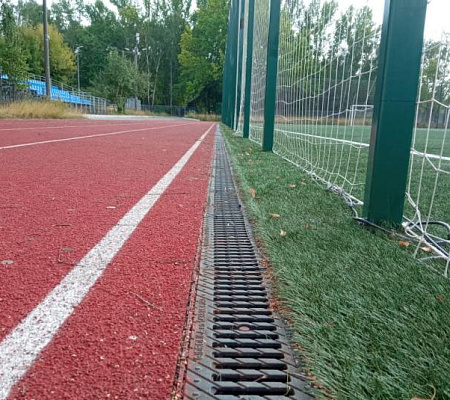 Спортивный стадион на территории школы в Казани