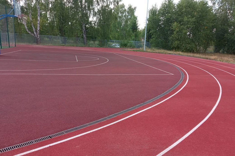 Спортивный стадион на территории школы в Казани